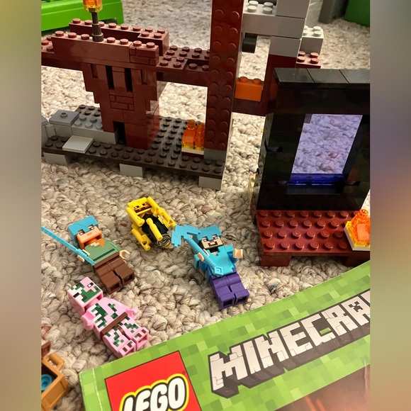Lego Minecraft set 21122 “The Nether Fortress” - Picture 2 of 4